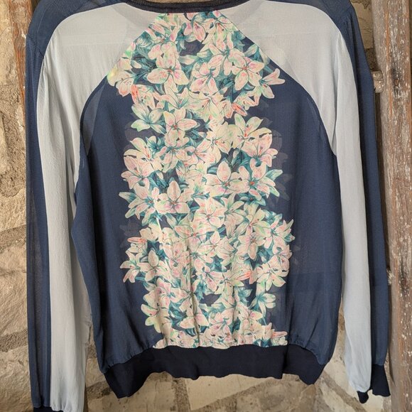 BCBGMAXAZRIA sheer, long-sleeved pullover blouse in blue/floral size M - Picture 5 of 8